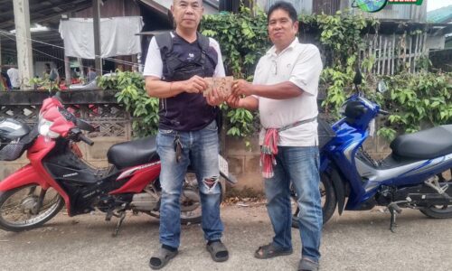 น้ำใจผู้พิทักษ์สันติราษฎร์! “สืบสวน สภ.แม่จัน” มอบเงินสร้างตะแกรงเผาศพใหม่ หลังถูกโจรใจบาปขโมยเกลี้ยงสุสาน