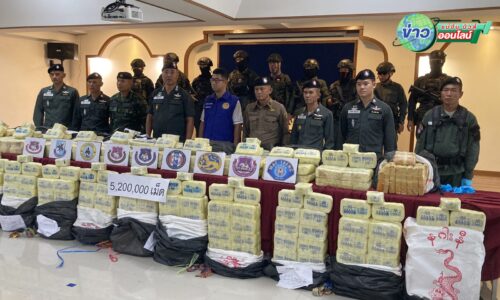 เชียงใหม่ – เด็ดปีกแก๊งยานรก! ตชด.ภาค 3 สนธิกำลังผาเมือง ล้อมจับกระบะขนยาบ้า 5.2 ล้านเม็ด คาถนนหมู่บ้านที่เชียงใหม่