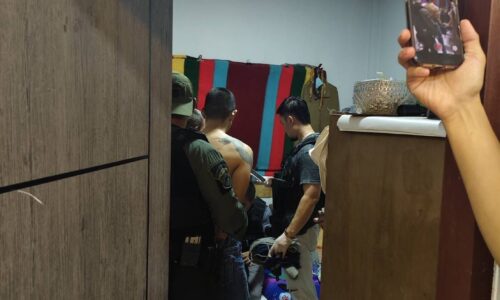 เชียงราย – สลดรับดึก! ผัวคลั่งควงปืนบุกยิงดับคาบ้าน เมีย-ลูกเลี้ยงเจ็บสาหัส พี่สาว-ญาติ ดับ 2 ศพ ก่อนหนีซุกเวียงเชียงรุ้งแต่ไม่รอด