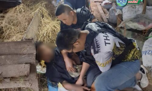 “ศรีสะเกษ” ผวา! หนุ่มใหญ่ วัย 42 ปี เสพยาบ้า ถือมีดเดินเพ่นพ่านขู่ขอข้าวกินจนอิ่มเ