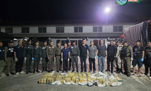 เชียงใหม่ – “เกือบตกเป็นแพะ! สิบล้อไหวพริบดี เอะใจพิรุธจ้างขนโซฟาข้ามถิ่น แจ้ง ตชด.335 ผงะซุกยาบ้าตรา ‘999’ ทะลัก 1.78 ล้านเม็ด!”