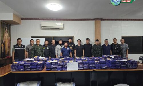 เชียงราย – “กองกำลังผาเมือง ร่วม 8 หน่วยงาน บุกยึดไอซ์ 250 กก. ซุกเก๋งขาวกลางเมืองแม่สาย เร่งขยายผลล่าเครือข่าย”