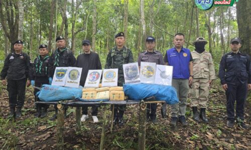 เชียงราย – ยิงสนั่นผาแดง! ทหารผาเมืองสกัดแก๊งค้ายา ยิงปะทะดับ 3 ยึดยาบ้า 3.9 แสนเม็ด