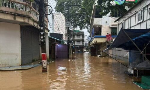แม่น้ำสายเพิ่มระดับแตะใต้สะพานมิตรภาพฯ สั่งเฝ้าระวัง 4 ชุมชนจม-เร่งอุดพนังกั้นรั่ว