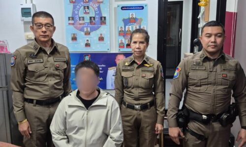 ตำรวจท่องเที่ยวจับมัคคุเทศก์ไร้ใบอนุญาตคาจุดจอดรถบัสพะเยา ย้ำนักท่องเที่ยวเช็กสถานะก่อนซื้อทัวร์